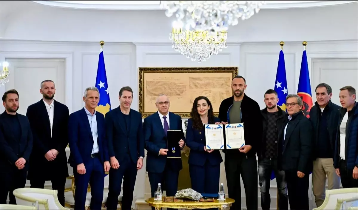 Kosova Futbol Takımı Cumhurbaşkanı Osmani'den Liyakat Madalyası Aldı