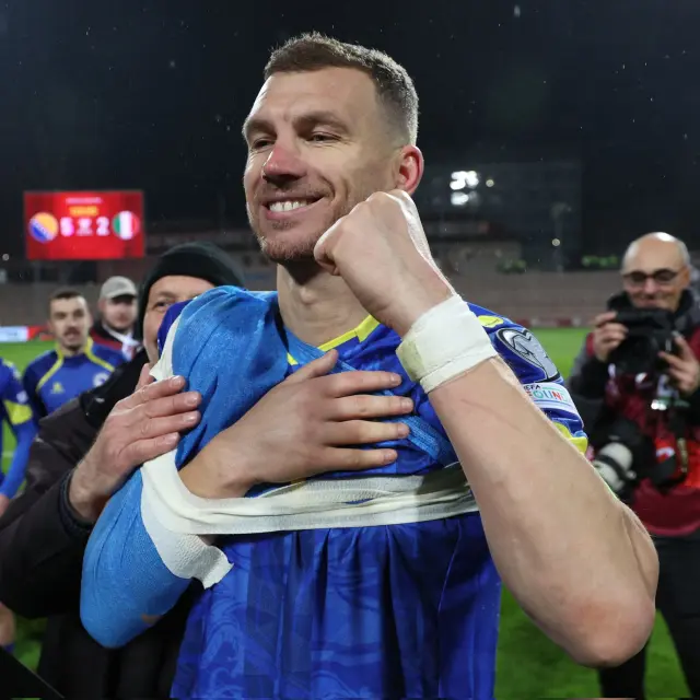 Edin Dzeko penaltı atışını gerçekleştiriyor