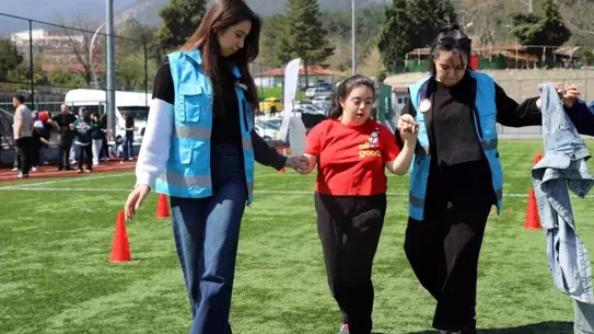 Özel öğrenciler futbol sahasında