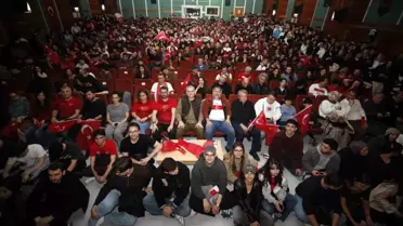 A Milli Takım oyuncuları maç sonrası kutlamada