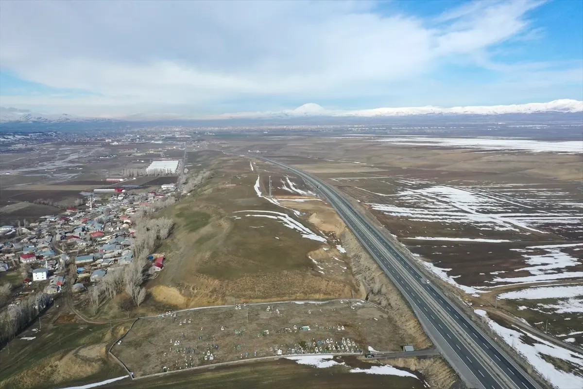 Ağrı Ovası'nda Dronlarla İzlenen Kar Erime Süreci ve Güneşli Günlerin Etkisi