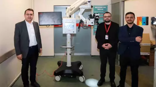 Cerrahi mikroskopun operasyon sırasında kullanımı