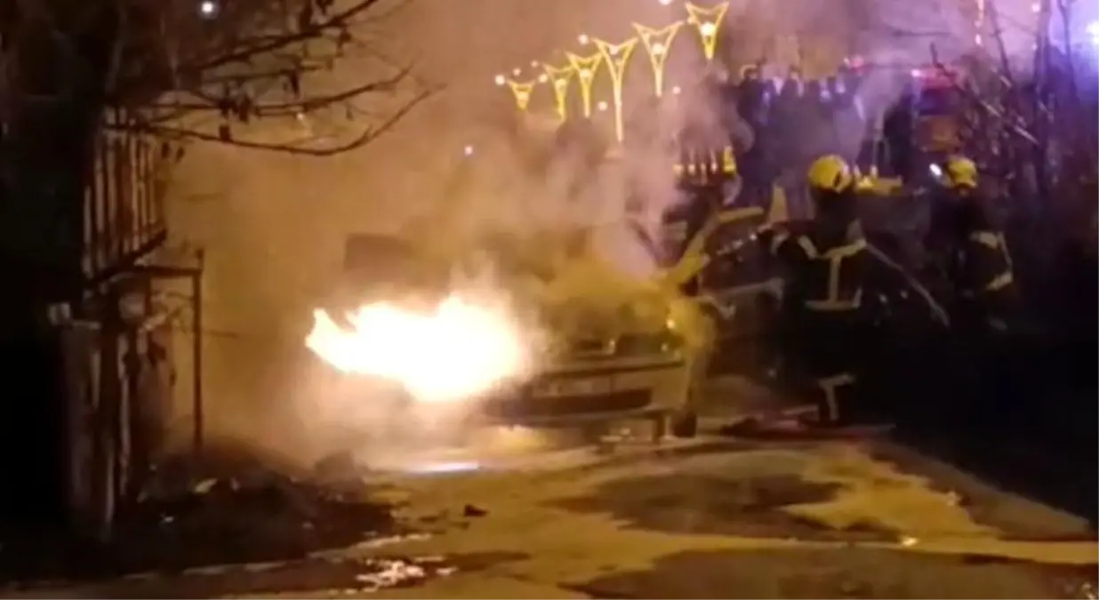 Bitlis'te Yol Kenarına Düşen Araç Yangın Çıktı, İtfaiye Zamanında Müdahale Etti