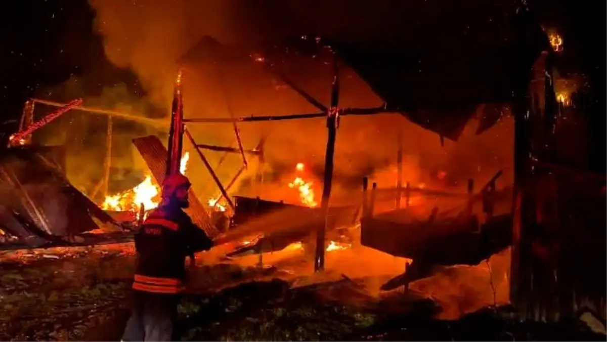 Bolu Mudurnu’da Şimşek Samanlığı Yaktı: İtfaiye Hızlı Müdahale Etti