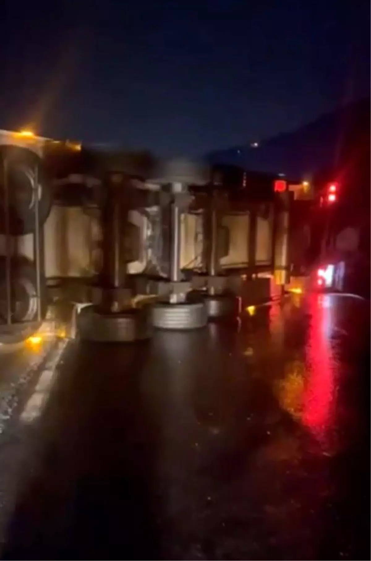 Adapazarı'nda Üç Tırın Çarpıştığı Zincirleme Kaza Trafiği Felç Etti