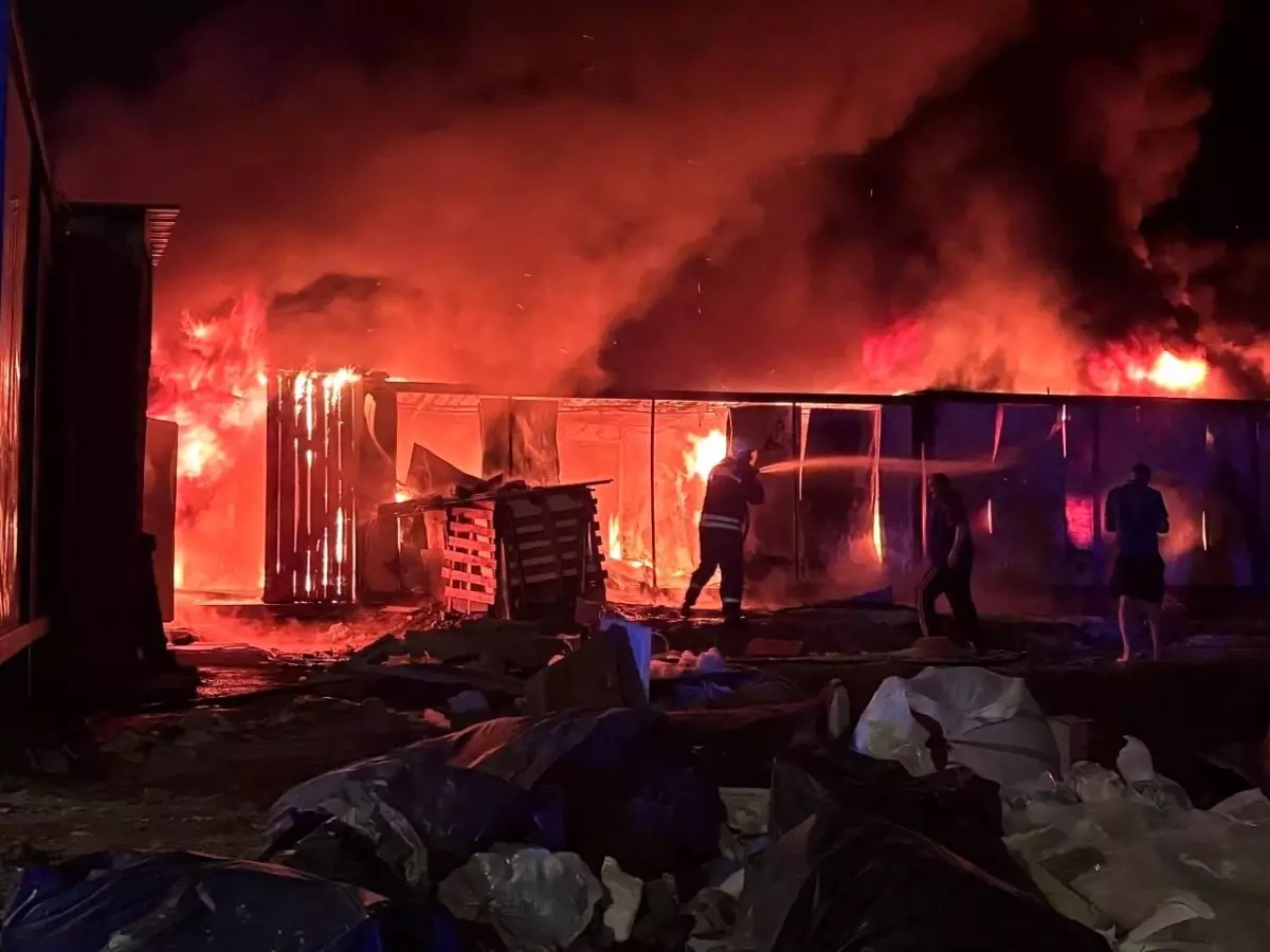 Erzincan’da İnşaat Şantiyesindeki Konteyner Yangını Büyük Patlamalara Yol Açtı