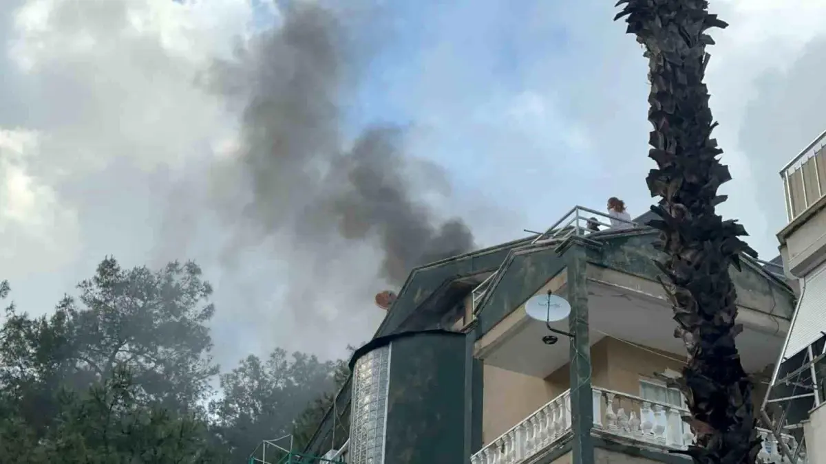 Marmaris'te Çatı Katı Yangını Sonrası Kurtarılan Kişi Hayata Döndü