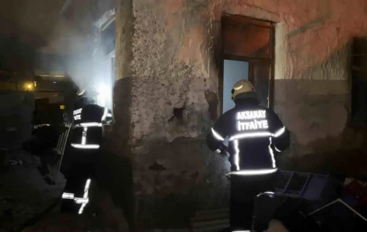 Aksaray’da Metrük Evde Çıkan Yangın Hızlıca Kontrol Altına Alındı