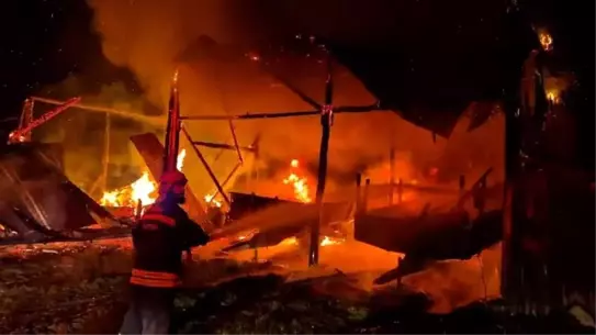 Yanmış samanlık ve traktör