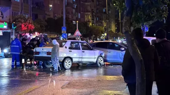 Kaza yerinde polis ve sağlık ekipleri
