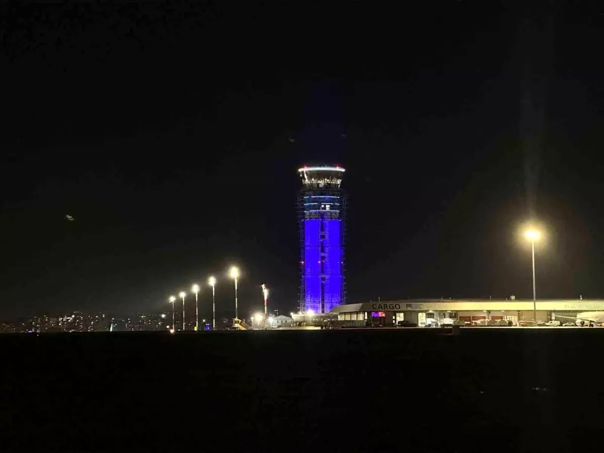 Sabiha Gökçen Havalimanı Kontrol Kulesi, Dünya Otizm Farkındalık Günü'nde Mavi Işıklarla Parladı