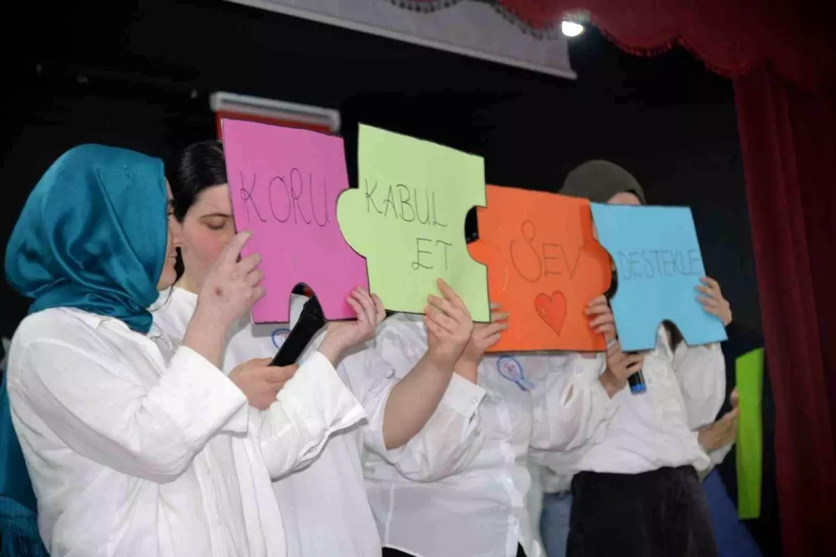 Türkeli'de Öğrenciler Otizm Farkındalığını Şiir ve Gösteriyle Canlandırdı