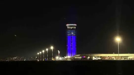Mavi ışıklarla aydınlatılmış kontrol kulesi