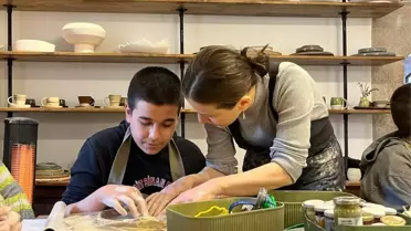 Seramik çalışması yapan otizmli çocuklar