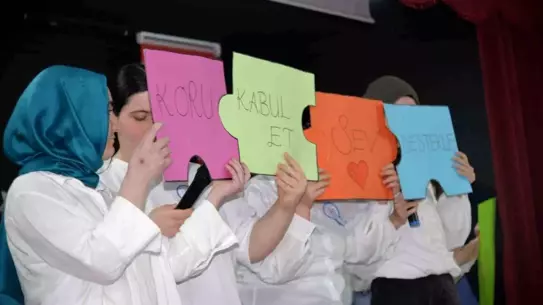 Etkinlikte öğrencilerin sahne performansı