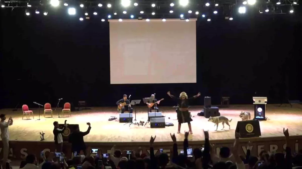 Sivas’ta Nevruz Coşkusu: Kurt ve Şahin Gösterisi İzleyicileri Büyüledi