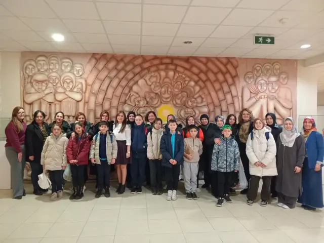 Bilim atölyesinde deney yapan öğrenciler