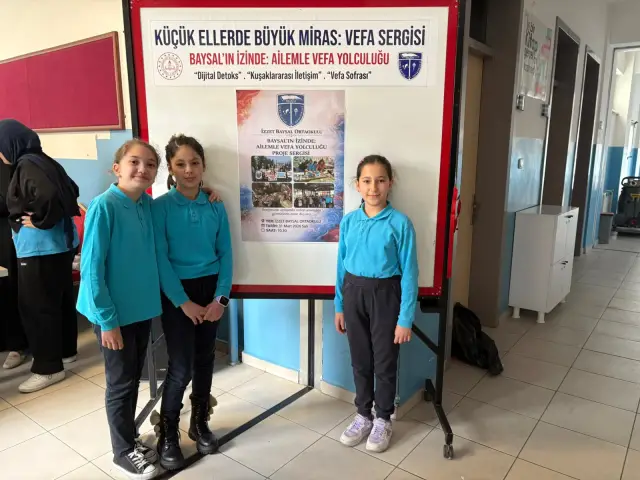 Sanat atölyesinde resim yapan aileler