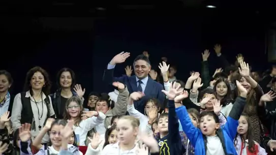 Belediye Başkanı Serkan Acar sınıfla sohbet ederken