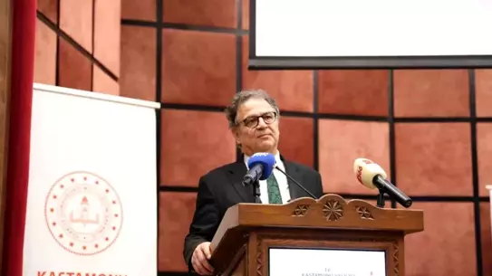 Panelde konuşma yapan Dr. Mustafa Otrar