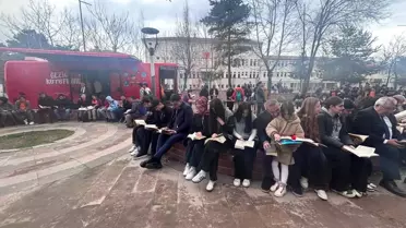 Etkinlikte okuma yapan öğrenciler