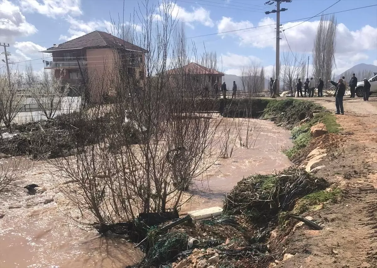 Elmalı’da Şiddetli Sağanak Tarım Alanlarını Sular Altına Çekti