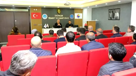 Toplantı sırasında sunum yapan temsilci