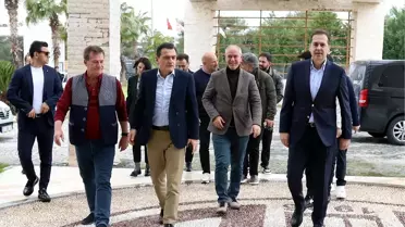 Bakan Oğuz ve Antalyaspor yöneticileri toplantı sırasında