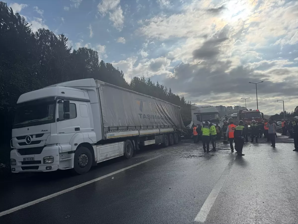 Kocaeli'de Zincirleme Trafik Kazası: 2 Şehit, Yol Kapandı