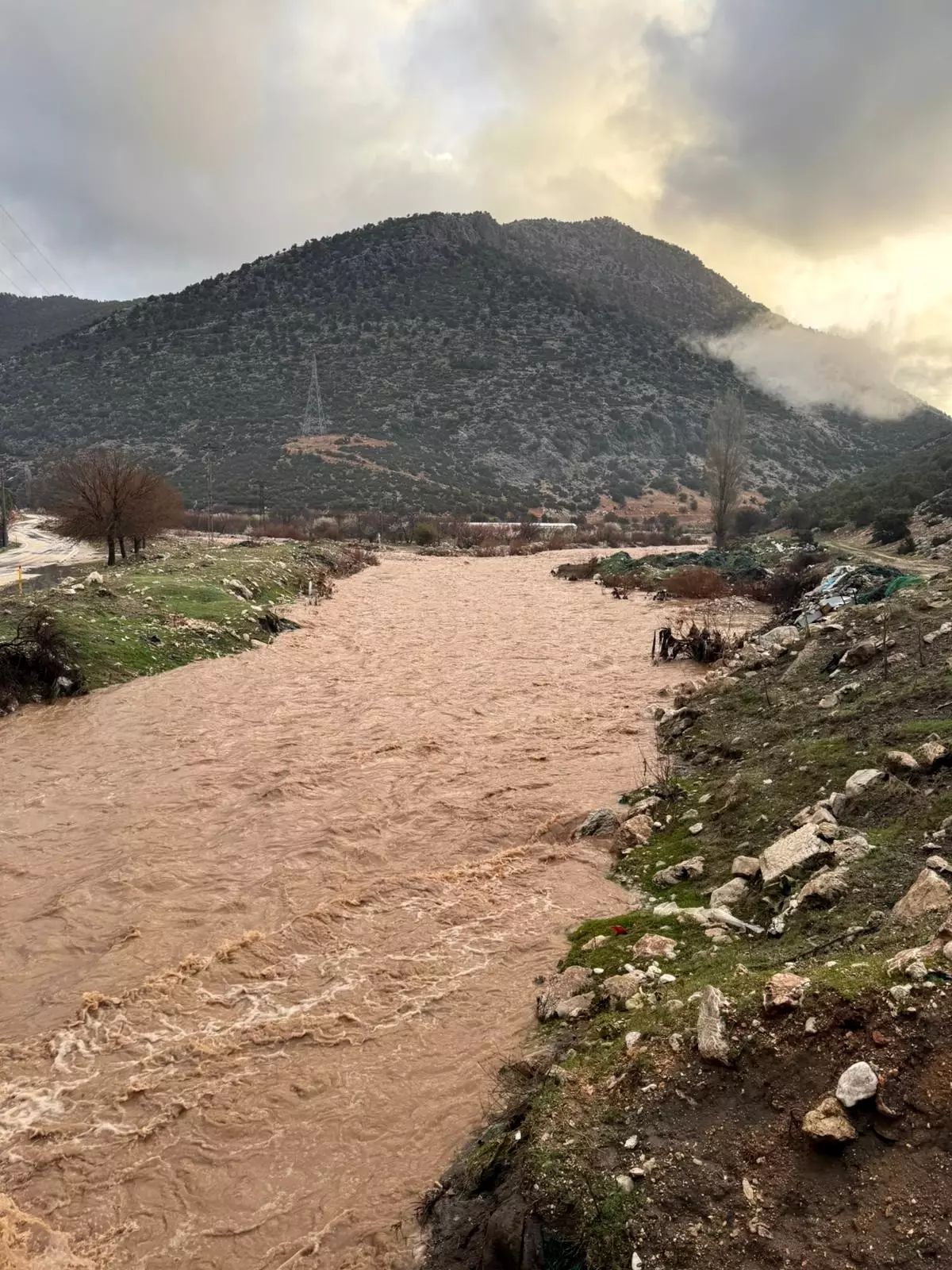 Elmalı’da Şiddetli Sel: Tarım Arazileri Sular Altında Kaldı