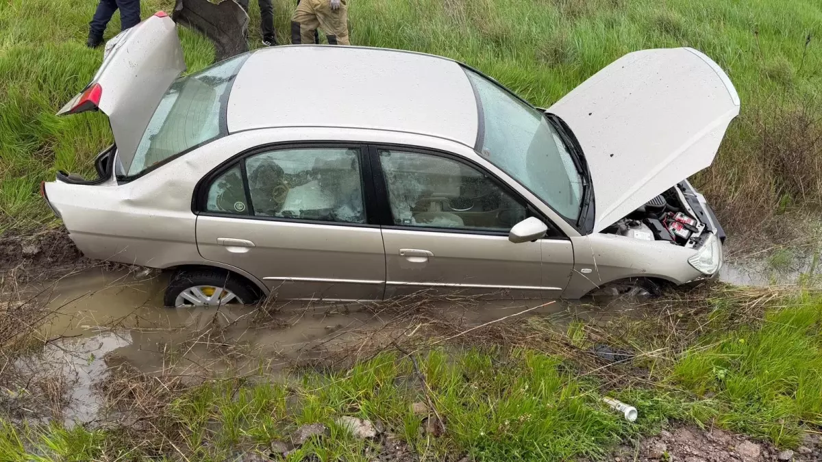 Manyas'ta Kontrolden Çıkan Araç Ağaçlık Alana Yuvarlandı, 3 Kişi Hafif Yaralandı