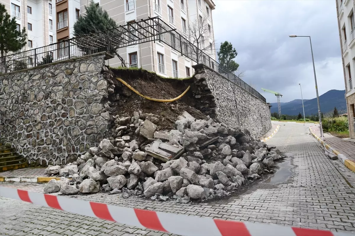 Balıkesir Sındırgı’da Şiddetli Sağanak Sonucu İstinat Duvarı Çöktü