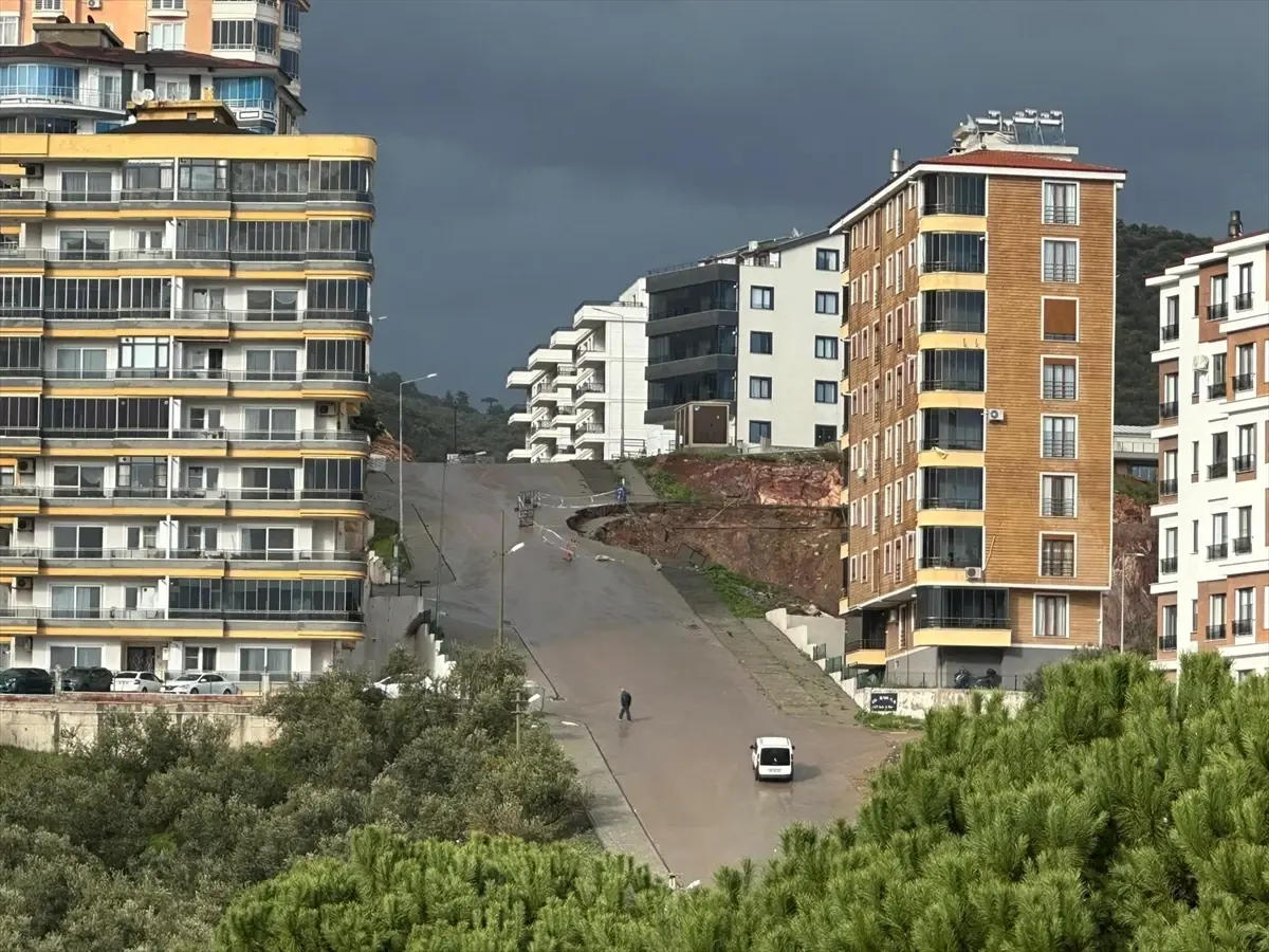 Edremit’te Şiddetli Sağanaklar Yol Açtı: Toprak Kayması ve Yol Çöküşleri