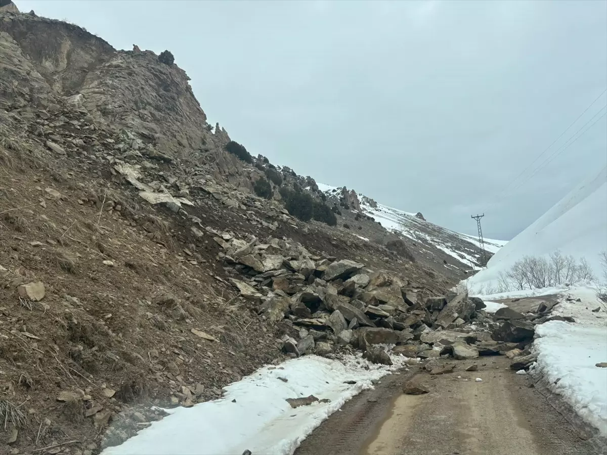 Başkale'de Şiddetli Heyelan Sualtı Mahallesi Yolunu Kapattı