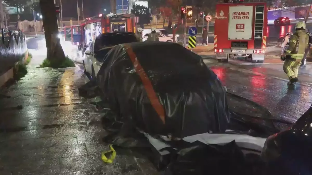 Beşiktaş'ta Park Halindeki Elektrikli Araçta Çıkan Yangın Hızla Söndürüldü