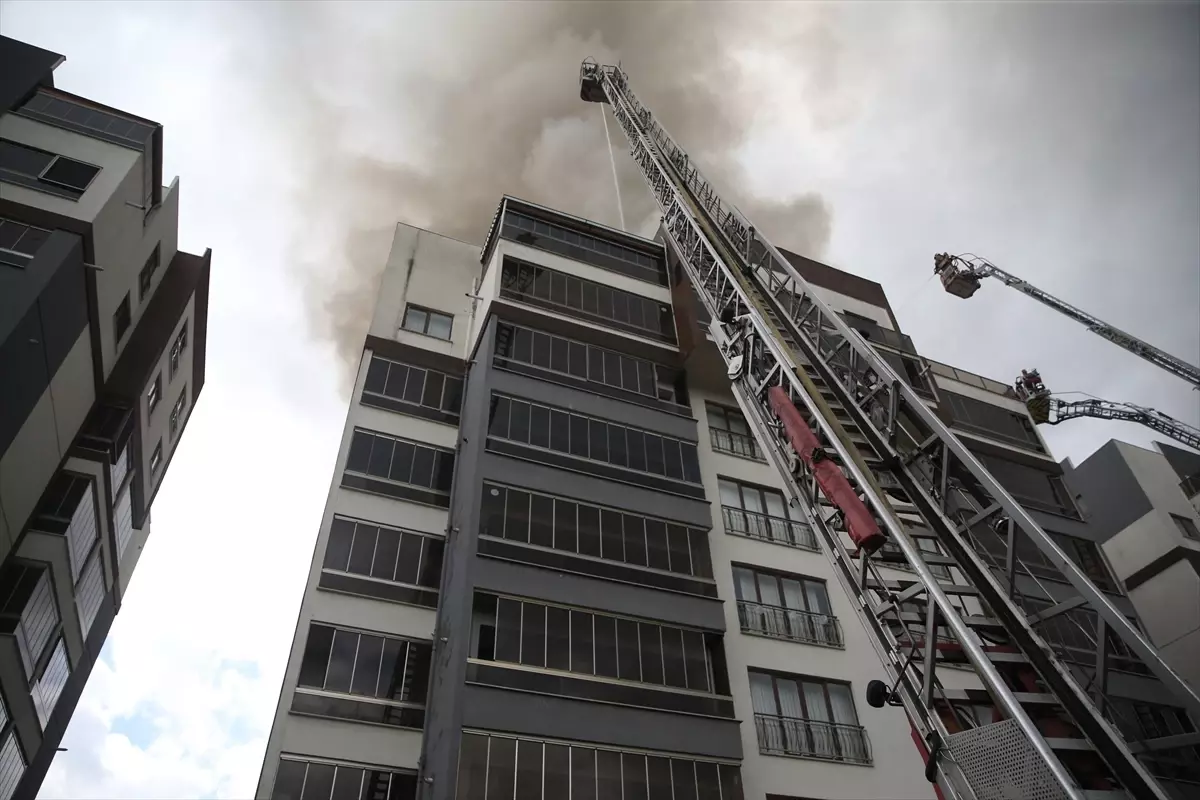 Yıldırım'da apartman yangınına müdahale eden itfaiye ekipleri