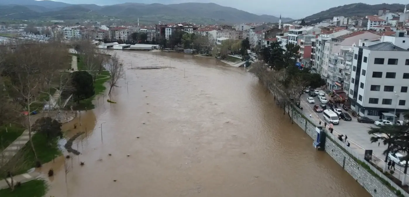 Biga’da Kocabaş Çayı Taşması Otoparkı Sular Altına Soktu