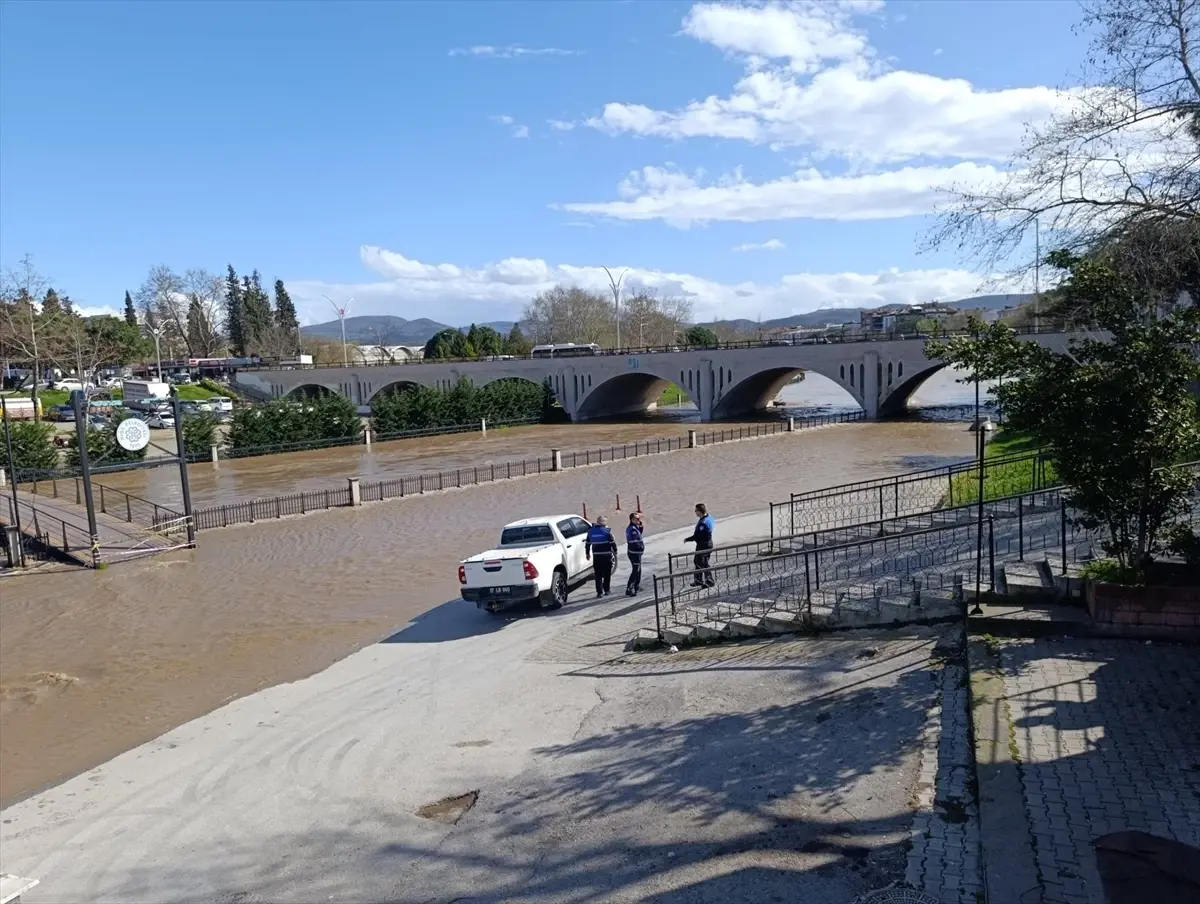 Biga’da Şiddetli Sağanak Sonrası Kocabaş Çayı Taştı, Ulaşım Aksamaya Mahkûm