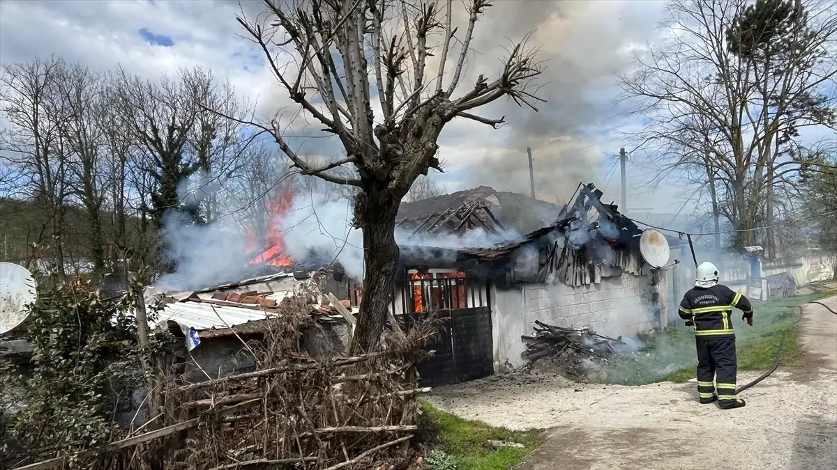 Düzce Gölyaka’da Tek Katlı Köy Evi Yangını Kontrol Altına Alındı