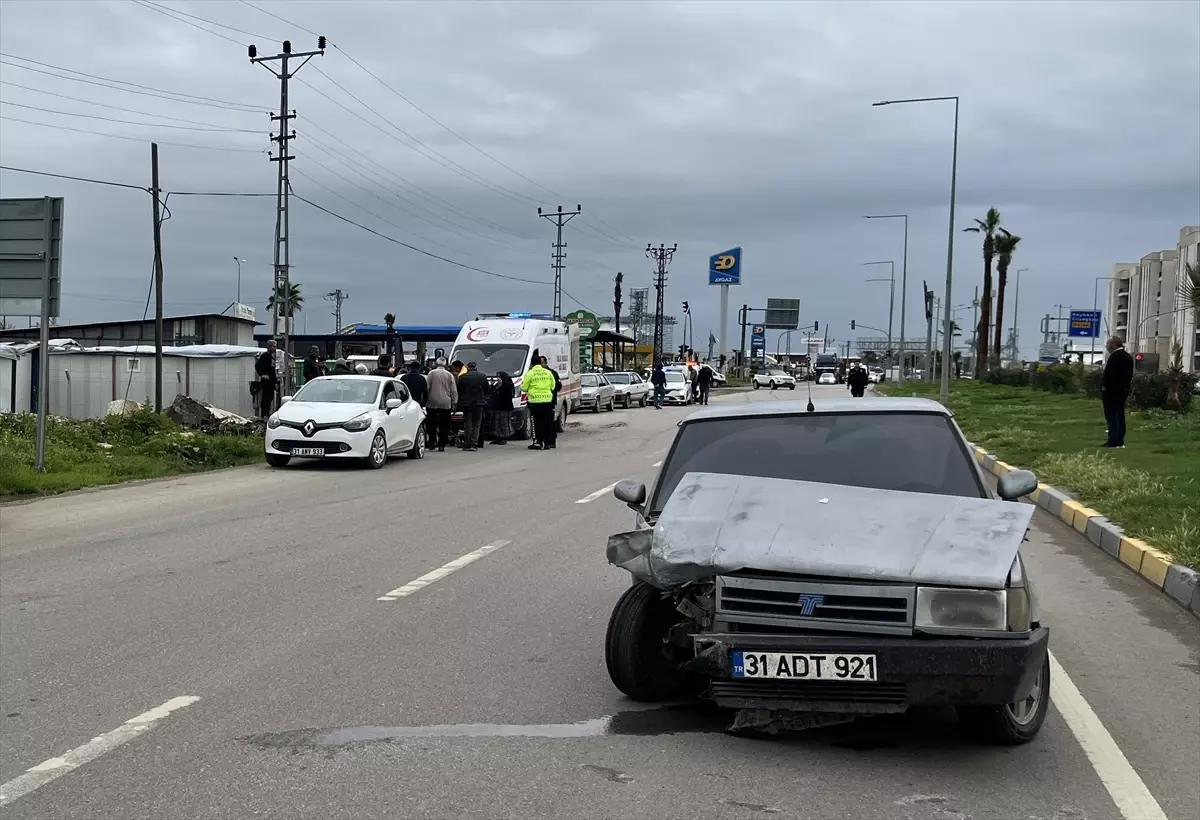 Hatay'ın Kırıkhan İlçesinde İki Araç Çarpıştı: 1 Yaralı