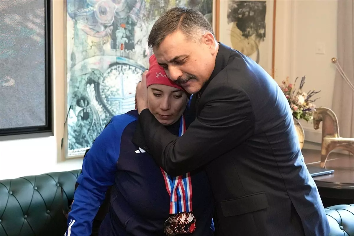 İçişleri Bakanı'ndan Otizmli Kayakçı Kardeşlere Övgü Dolu Tebrik