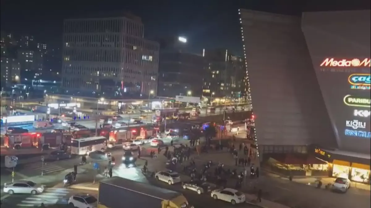 Kağıthane'de Giyim Mağazası Yangını Hızla Kontrol Altına Alındı