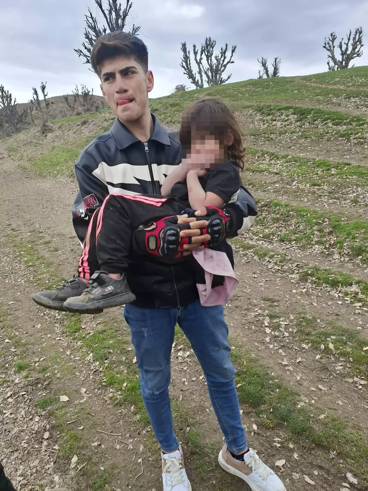 Hizan’da 4 Yaşındaki Rabi Ilgaz, Çobanların Yardımıyla 18 Saat Sonra Sağ Bulundu