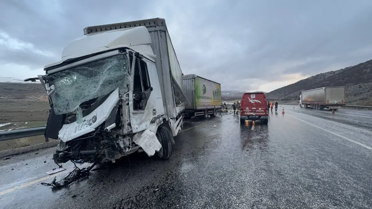 Doğanşehir'de TIR ve Otomobil Çarpışması: 3 Ölü, 1 Yaralı