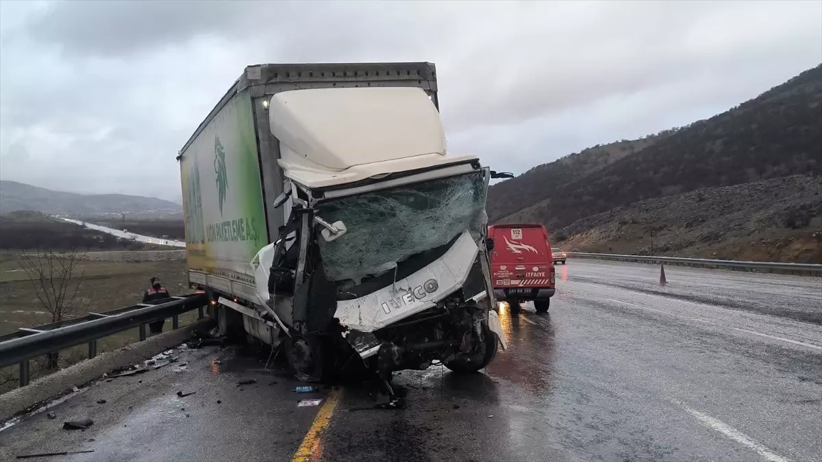 Doğanşehir'de Tır Çarpması: 3 Hayatını Kaybetti, 1 Yaralı