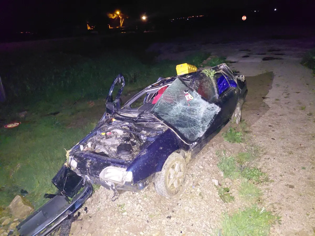 Manisa'nın Kırkağaç İlçesinde Şarampole Çarpan Otomobilde 1 Ölüm, 1 Ağır Yaralı