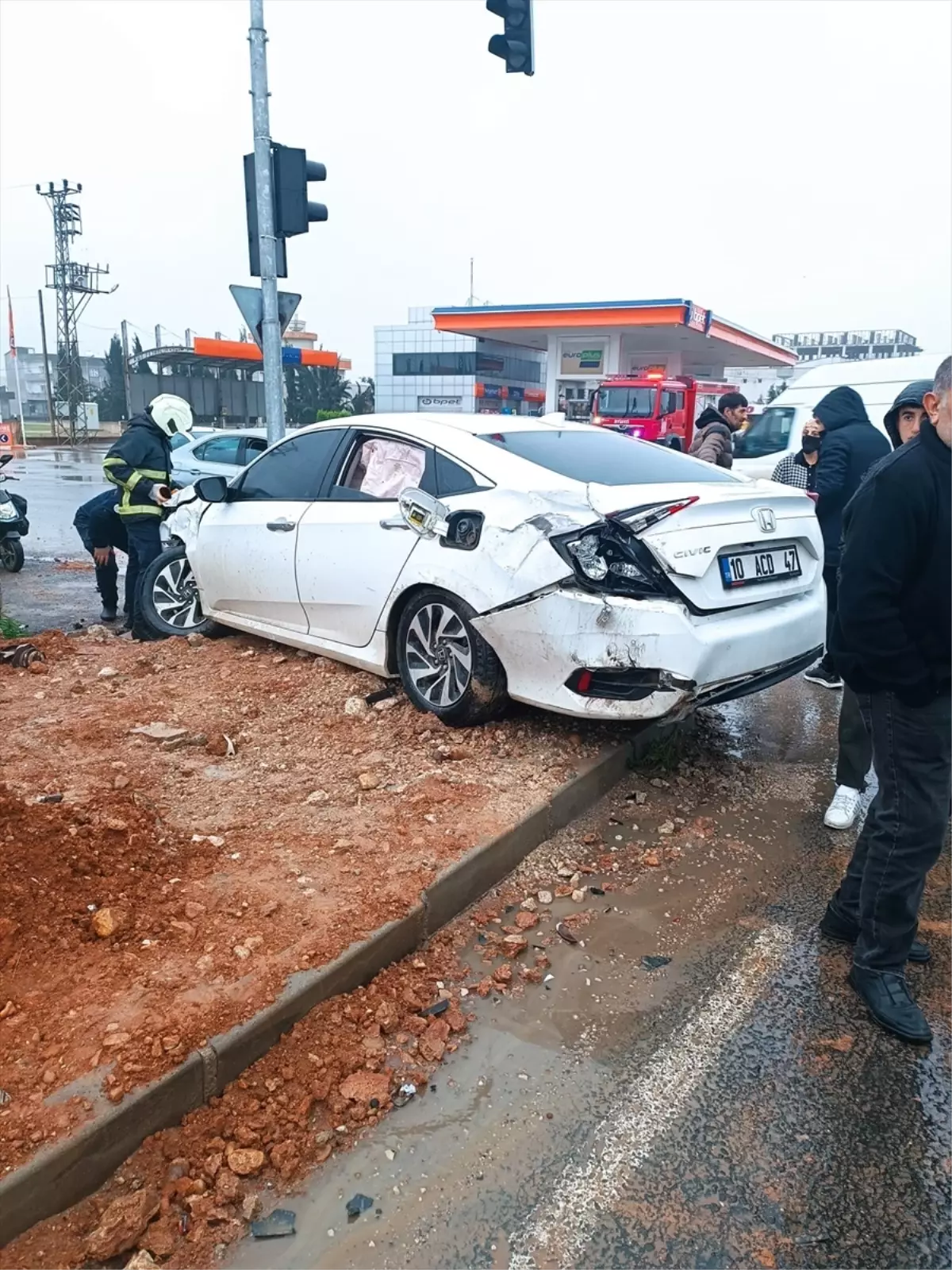 Mardin’in Kızıltepe İlçesinde Kamyon ve Otomobil Çarpıştı: 2 Yaralı