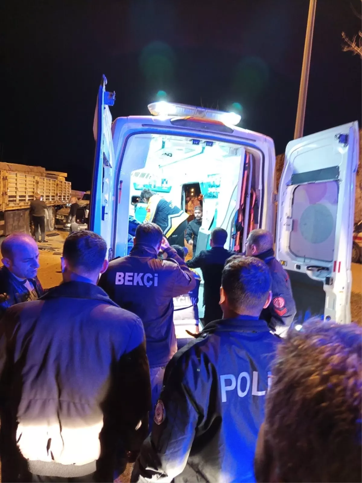 Mardin Yeşilli'de Park Halindeki Tıra Çarpan Araçta 5 Kişi Yaralandı