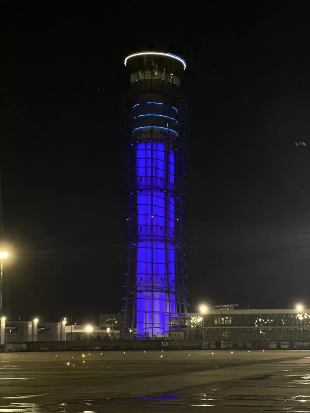 Sabiha Gökçen Havalimanı Dünya Otizm Farkındalık Günü'nü Mavi Işıkla Aydınlattı