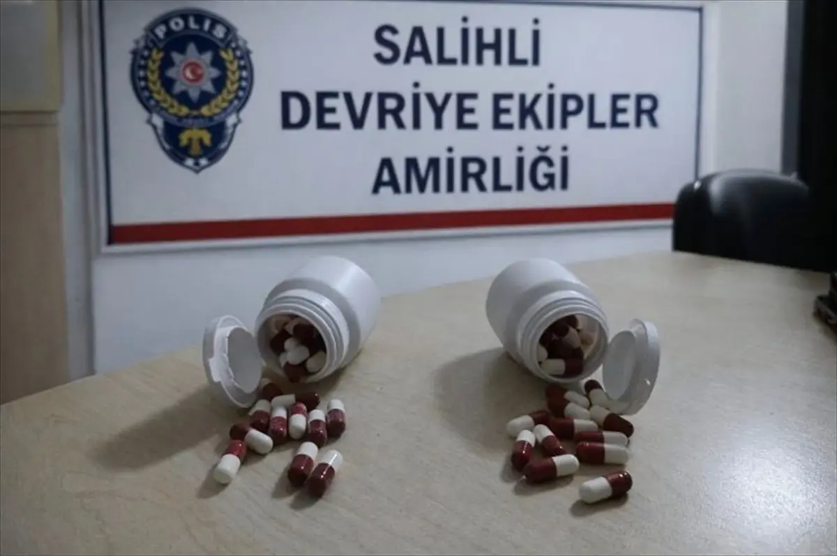 Salihli'de Uyuşturucu Operasyonu: 104 Hap Ele Geçirildi, 2 Şüpheli Gözaltına Alındı
